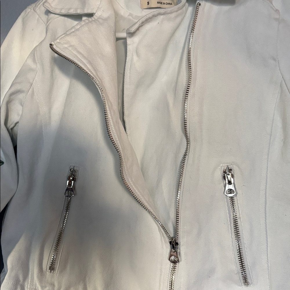 STOOSH White jean jacket. Beautiful detailed Blue floral embroidery. Size small - Picture 5 of 12